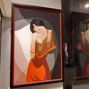 Femme dessinée par Mathilde Crétier de dos avec une robe rouge, tête penchée en avant, cheveux longs bruns, jeux de lumière et d'ombres, impression beaux arts par Parisgraphie